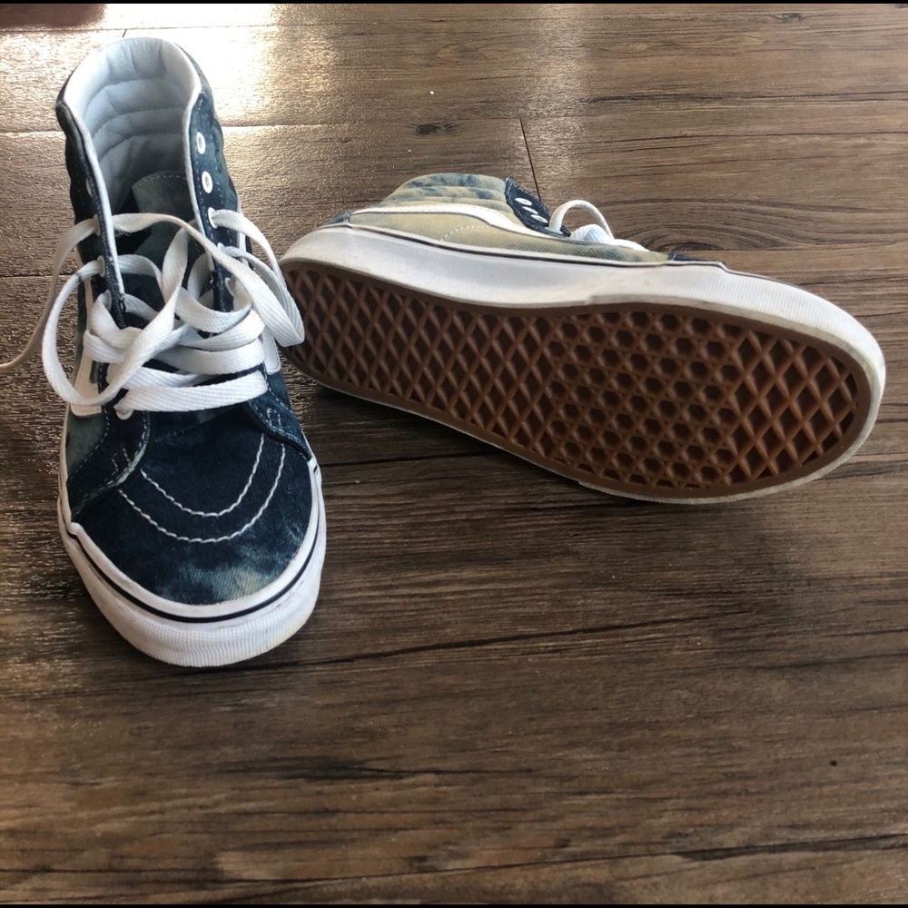 Sneakers - Picture 2 of 5